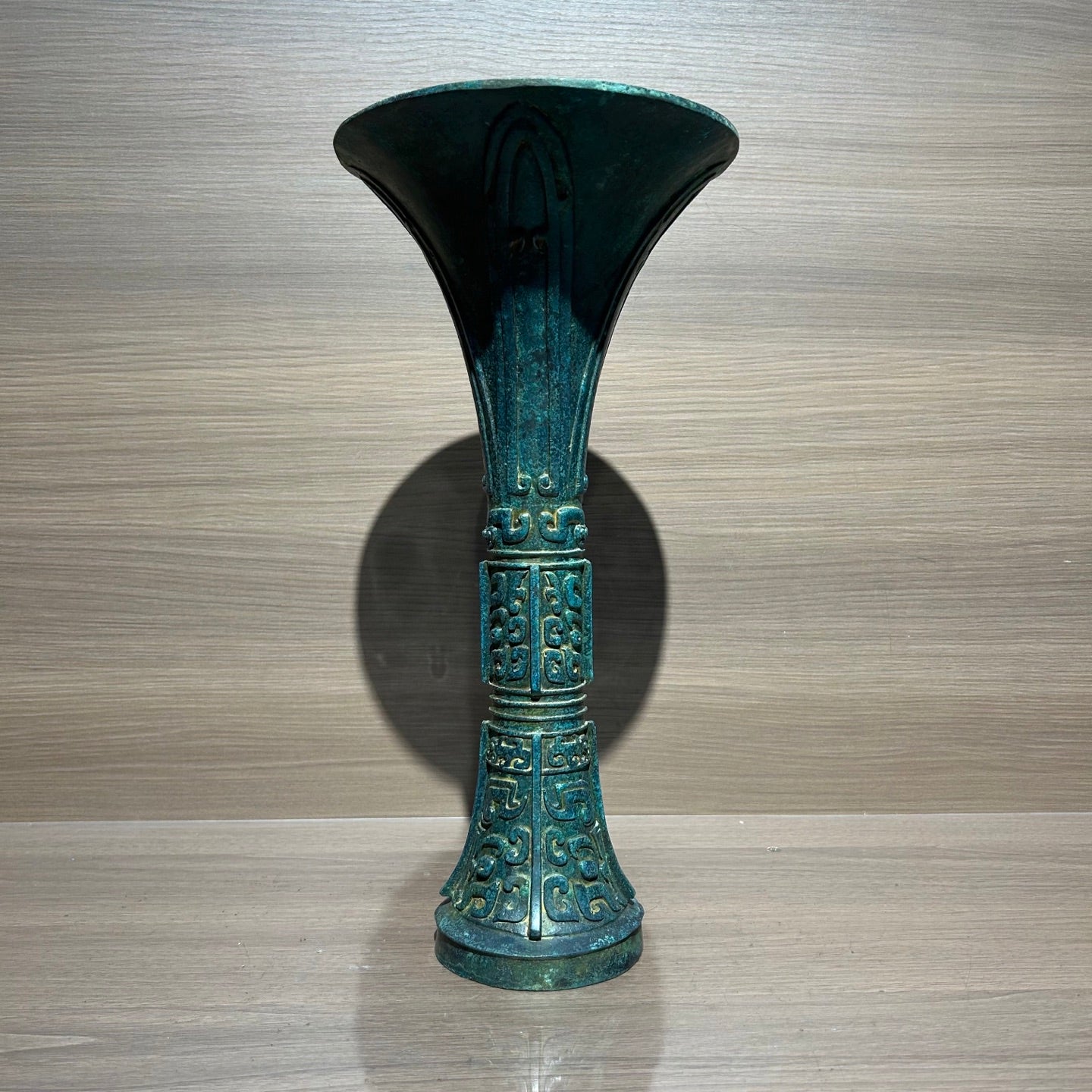 Traditional Chinese Shang Dynasty Style Bronze Gu Vase, Antique Replica Bronze Ritual Wine Vessel Oriental Home Decor Collection Ornament