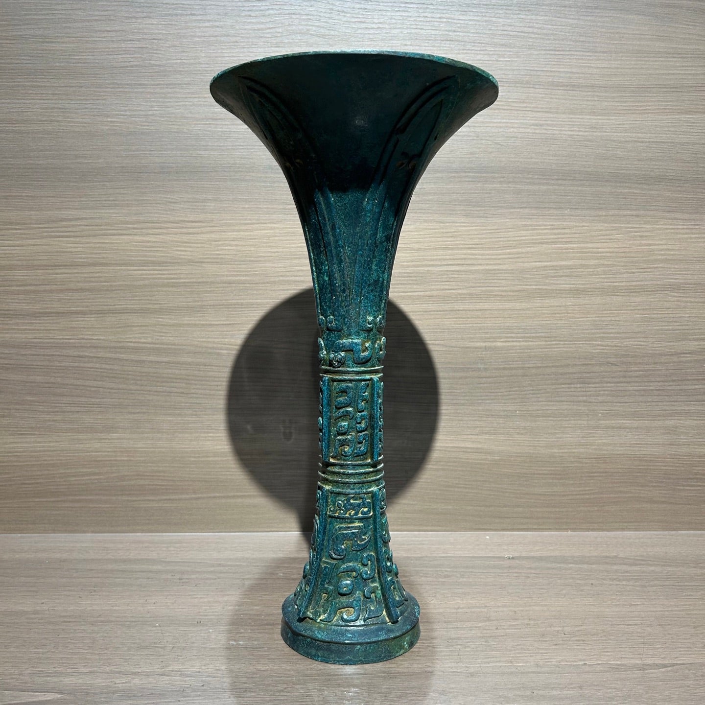 Traditional Chinese Shang Dynasty Style Bronze Gu Vase, Antique Replica Bronze Ritual Wine Vessel Oriental Home Decor Collection Ornament