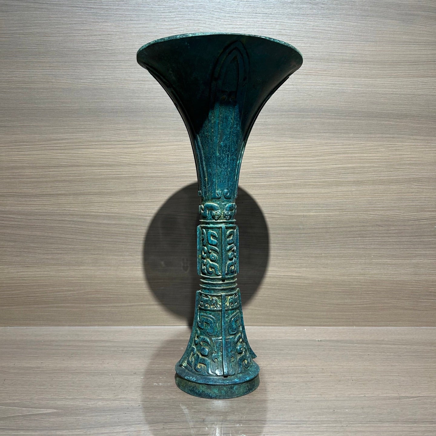 Traditional Chinese Shang Dynasty Style Bronze Gu Vase, Antique Replica Bronze Ritual Wine Vessel Oriental Home Decor Collection Ornament