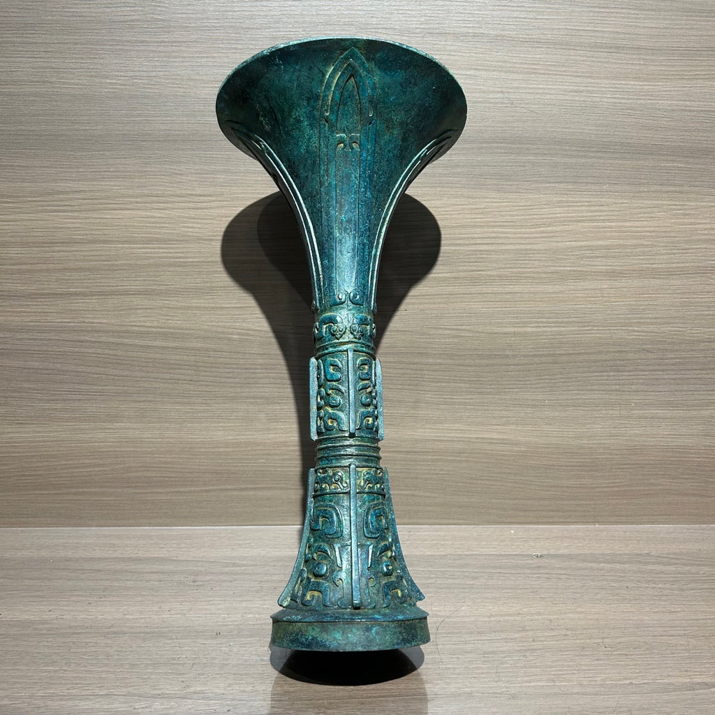 Traditional Chinese Shang Dynasty Style Bronze Gu Vase, Antique Replica Bronze Ritual Wine Vessel Oriental Home Decor Collection Ornament