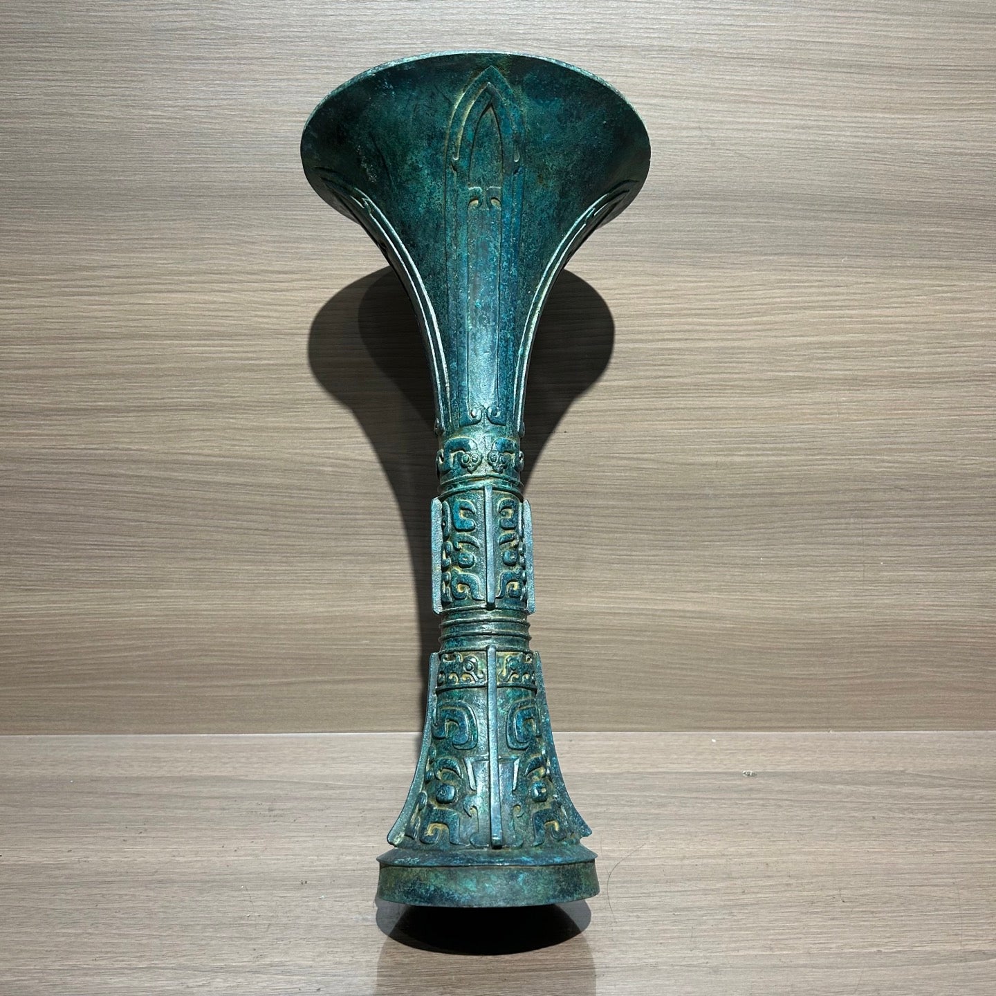 Traditional Chinese Shang Dynasty Style Bronze Gu Vase, Antique Replica Bronze Ritual Wine Vessel Oriental Home Decor Collection Ornament
