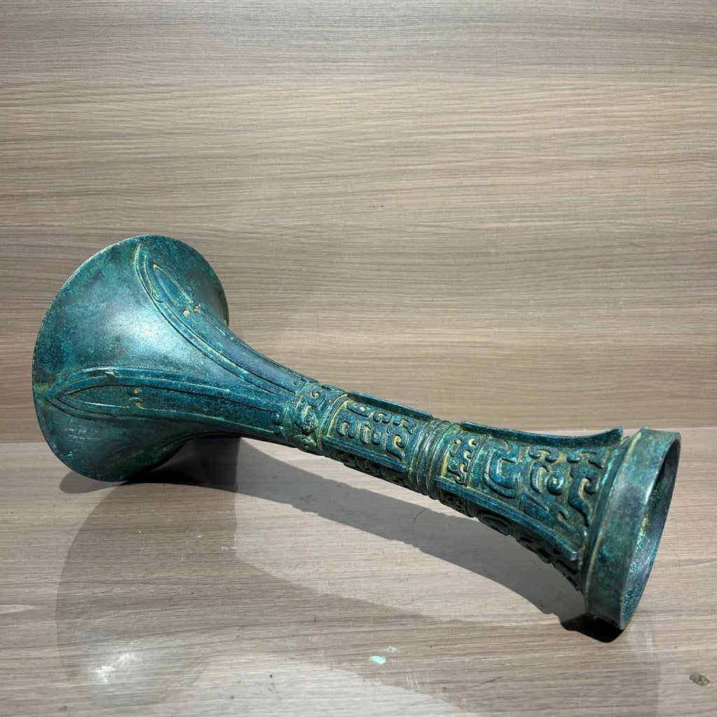 Traditional Chinese Shang Dynasty Style Bronze Gu Vase, Antique Replica Bronze Ritual Wine Vessel Oriental Home Decor Collection Ornament