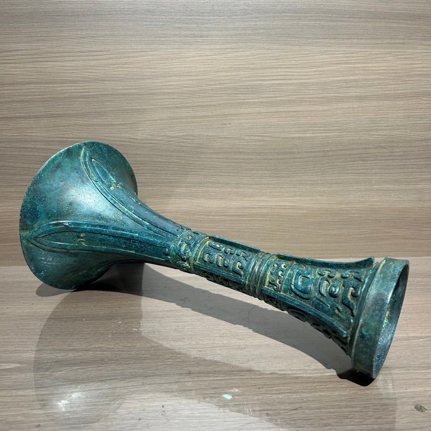 Traditional Chinese Shang Dynasty Style Bronze Gu Vase, Antique Replica Bronze Ritual Wine Vessel Oriental Home Decor Collection Ornament