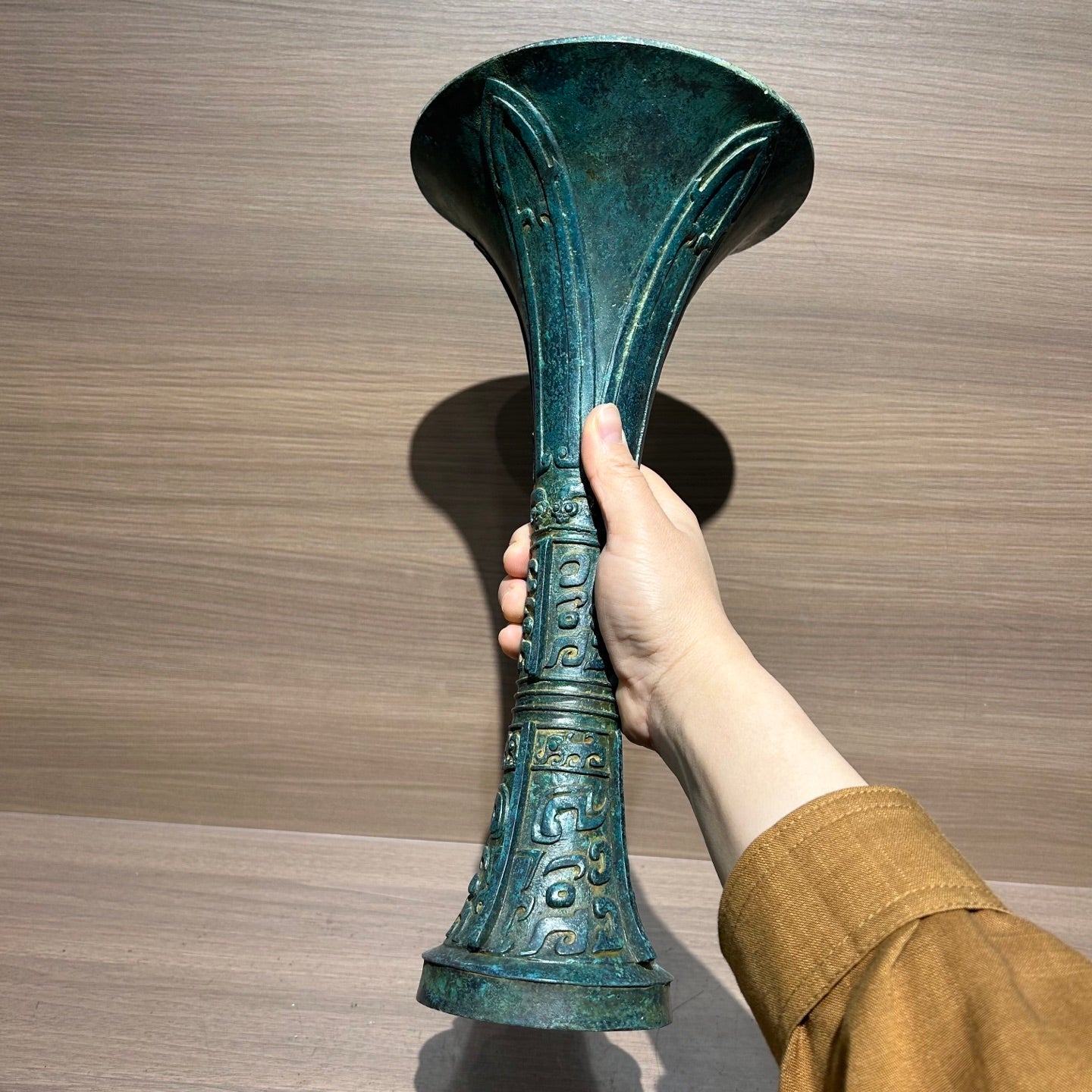 Traditional Chinese Shang Dynasty Style Bronze Gu Vase, Antique Replica Bronze Ritual Wine Vessel Oriental Home Decor Collection Ornament