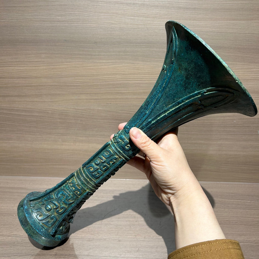 Traditional Chinese Shang Dynasty Style Bronze Gu Vase, Antique Replica Bronze Ritual Wine Vessel Oriental Home Decor Collection Ornament