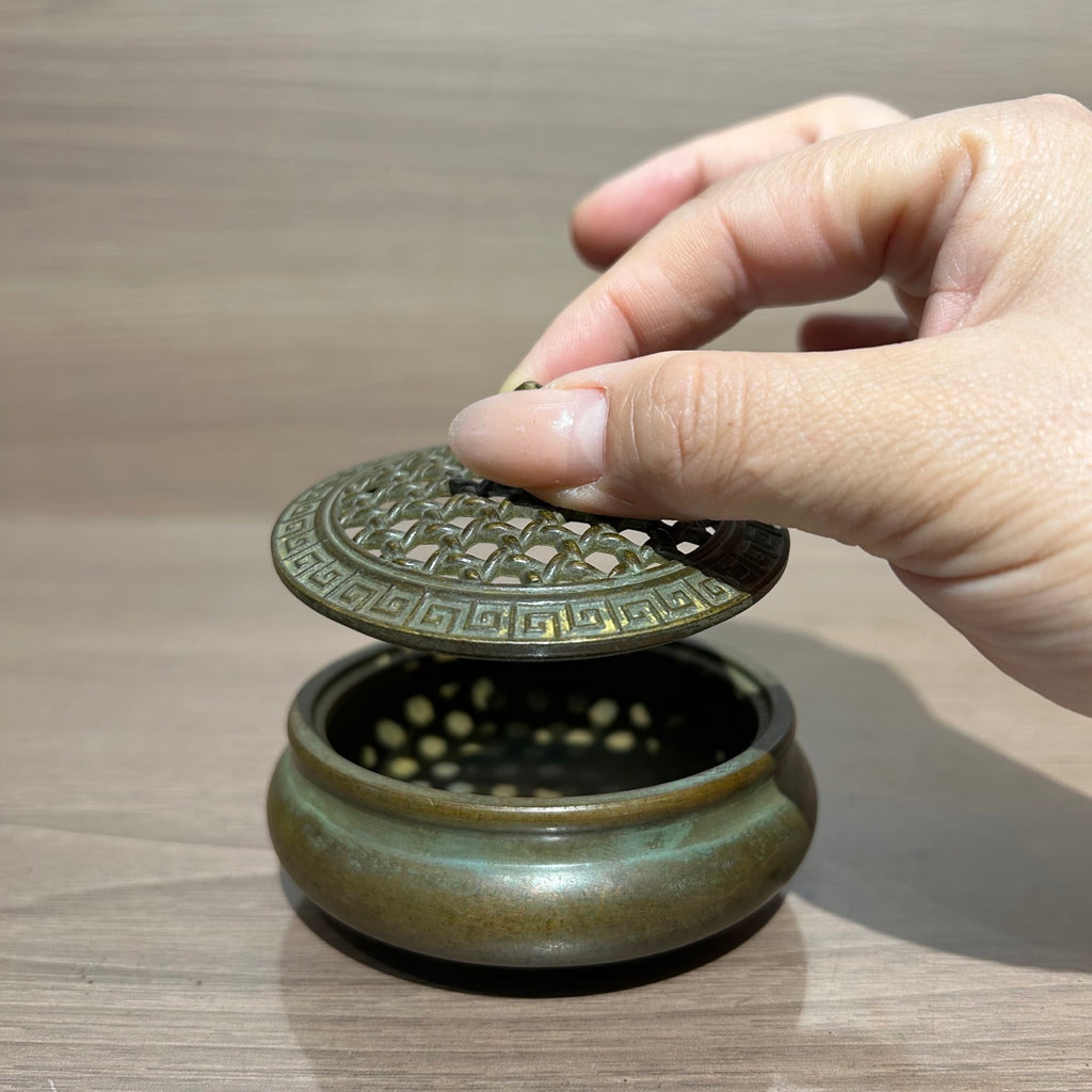 Handmade Antique Chinese Bronze Incense Censer, Flat Hollow Weave Lid Copper Incense Burner for Meditation Tea Room Decor