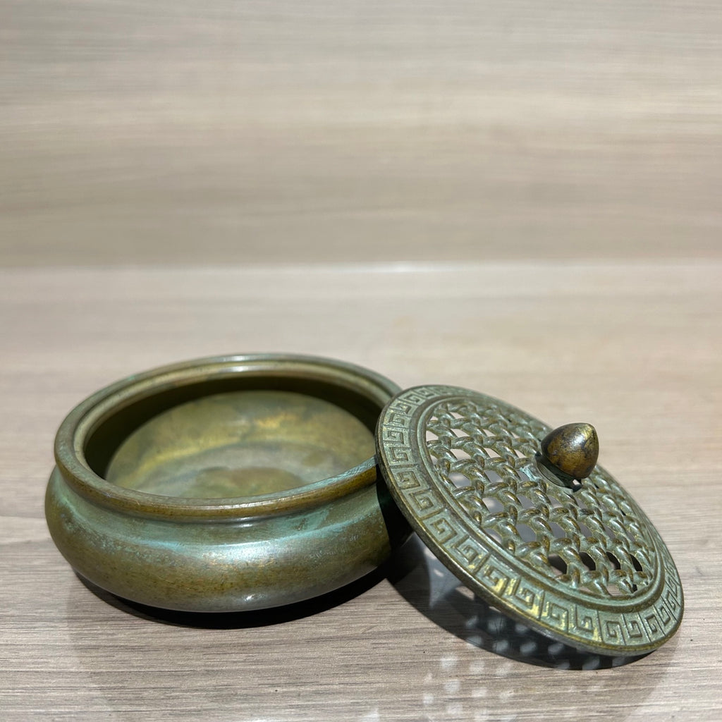 Handmade Antique Chinese Bronze Incense Censer, Flat Hollow Weave Lid Copper Incense Burner for Meditation Tea Room Decor