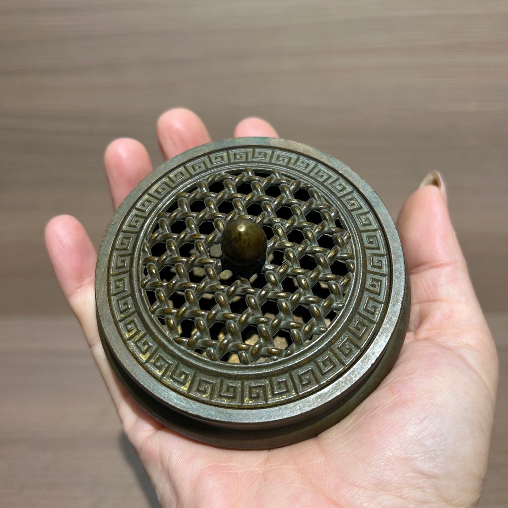 Handmade Antique Chinese Bronze Incense Censer, Flat Hollow Weave Lid Copper Incense Burner for Meditation Tea Room Decor
