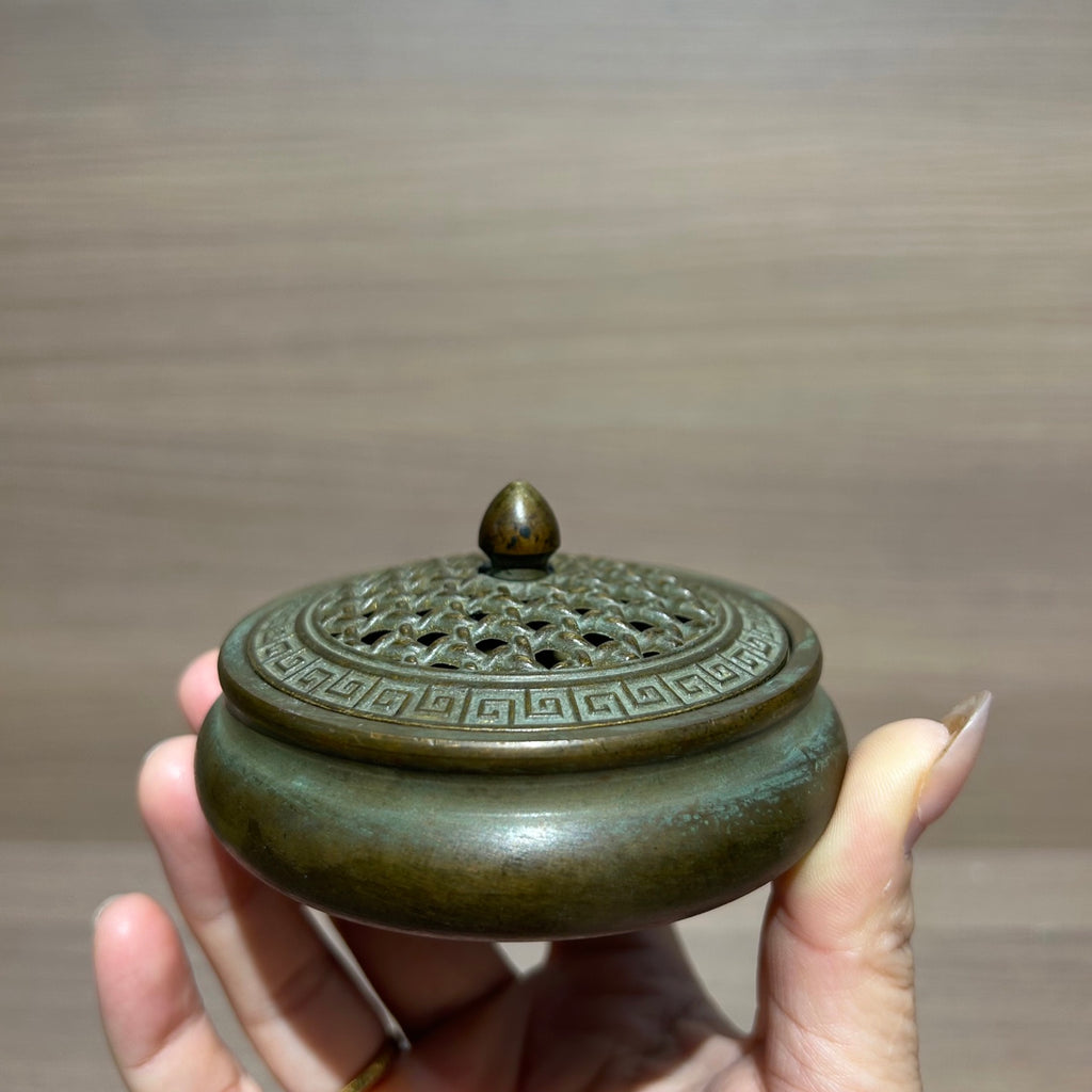Handmade Antique Chinese Bronze Incense Censer, Flat Hollow Weave Lid Copper Incense Burner for Meditation Tea Room Decor